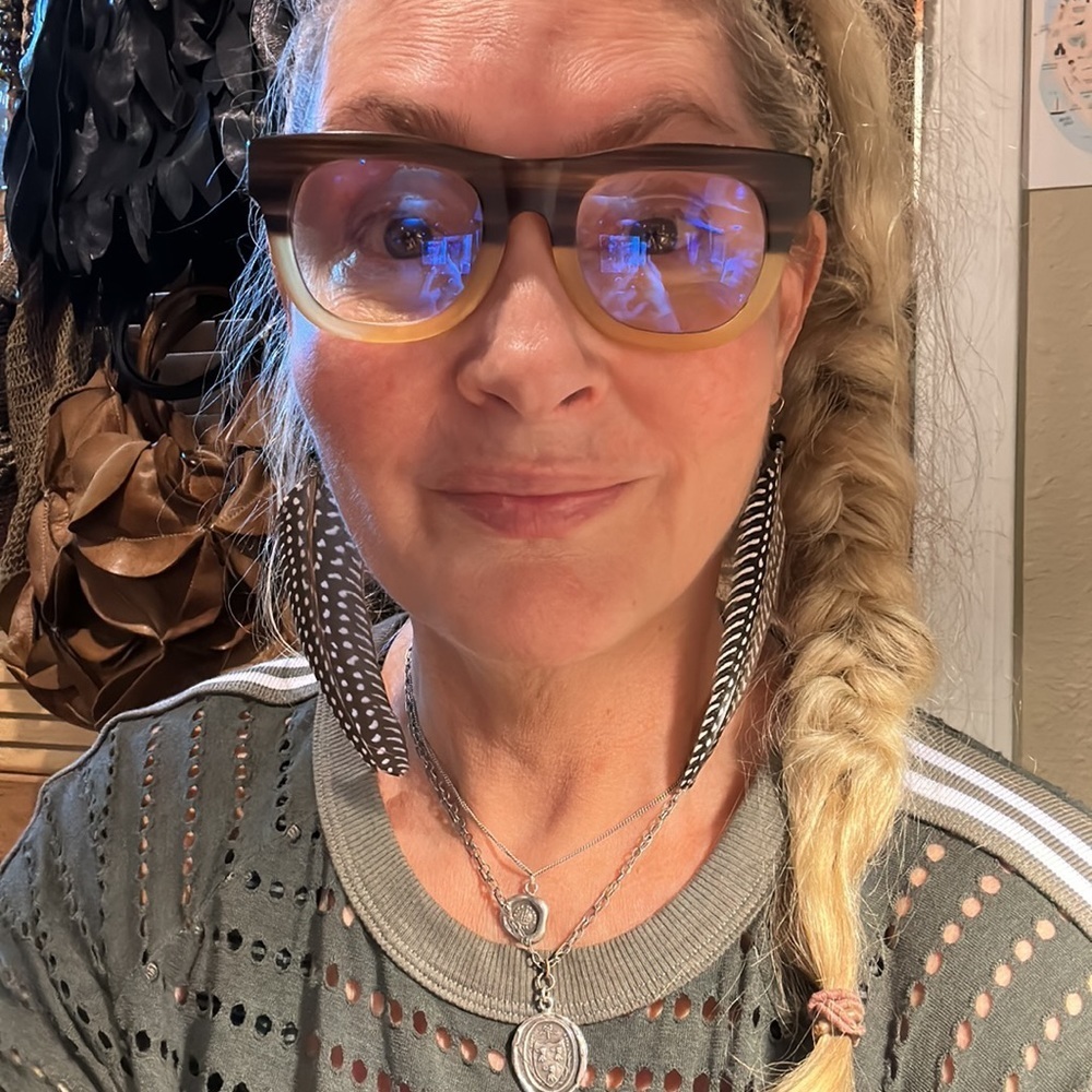 🪶Brownie black and ivory 5.5” long FEATHER EARRINGS. Ivory colored zebra stripe - Picture 7 of 8